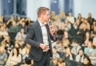 Captivate Your Audience - How To Start A Presentation On A High Note
